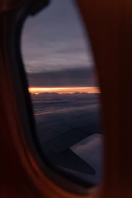 Посмотрите на самолете ночью через окно на борт пассажирские зоны  Редакционное Фотография - изображение насчитывающей самолета, пассажир:  196297877