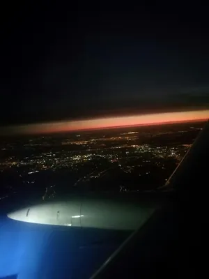 Ночью из окна самолета стоковое фото. изображение насчитывающей свет -  203273458
