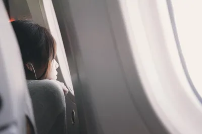 Девушка в самолете на аву (31 фото)