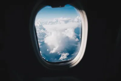 Вид окна в самолете в аэропорту Редакционное Стоковое Фото - изображение  насчитывающей пандус, грузинский: 157418658