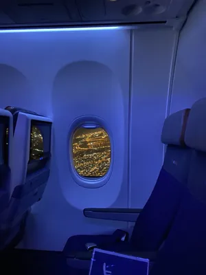 Почему окна самолета овальные, а не квадратные или прямоугольные? | Пикабу