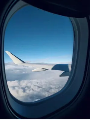 Крыло и небо самолета из окна самолета. Вид из окна самолета. Рейс  пассажирский самолет. Стоковое Фото - изображение насчитывающей туризм,  переход: 200549122