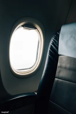 Бортпроводник назвал места возле окна самыми опасными для сна в самолете