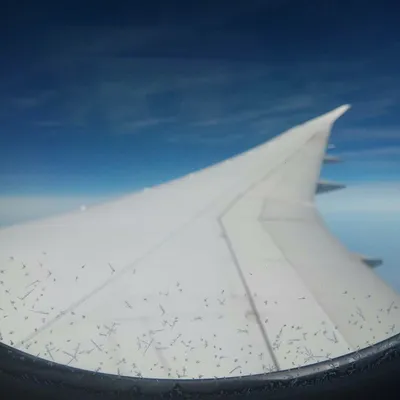 Вид из окна самолета на море» — создано в Шедевруме