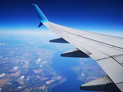 Прекрасный вид из окна самолета, большое крыло самолета показывает корпус  Стоковое Фото - изображение насчитывающей закат, полет: 158780902