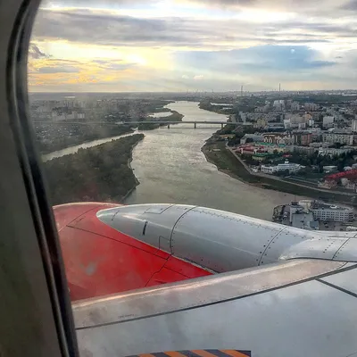 Вид аэропорта из окна самолета Стоковое Изображение - изображение  насчитывающей земля, международно: 157418673