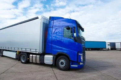 Водитель грузовика перед его перевозка препровождает грузовик Стоковое Фото  - изображение насчитывающей германия, коммерция: 115149068