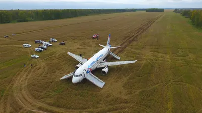 Стюардесса в форме возле самолёта…» — создано в Шедевруме