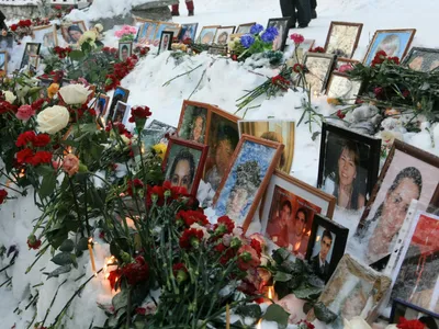Пермяки почтили память погибших в клубе \"Хромая лошадь\" - РИА Новости,  05.12.2023