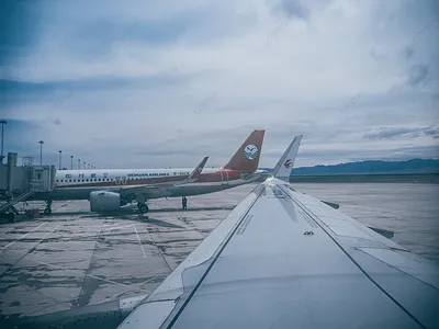 Взлет от самолета на поле стоковое изображение. изображение насчитывающей  облако - 102469001