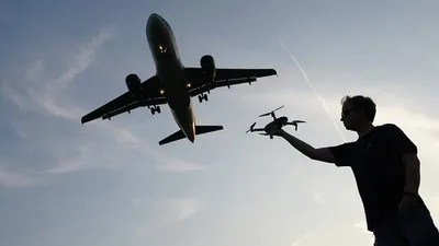 Фотография самолета, взлетающего на взлетно-посадочной полосе в терминале  аэропорта | Премиум Фото
