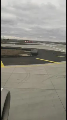 В Нью-Йорке двое пассажиров выпрыгнули на ходу из взлетающего самолета