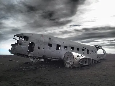старый заброшенный самолет. основание брошенных разбитых самолетов  Редакционное Стоковое Фото - изображение насчитывающей фасонировано,  вполне: 226701603