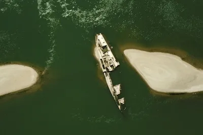 Эта техника видна сквозь толщу воды: корабли и самолеты, которые можно  увидеть с высоты | Планета Земля | Дзен