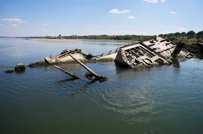 Фото: Дунай в некоторых местах так обмелел, что из воды даже показались затонувшие  военные корабли