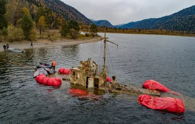 Со дна Телецкого озера подняли теплоход, затонувший 27 лет назад. Чем  опасны такие корабли - «Экология России»