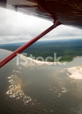 Прекрасный вид земли из иллюминатора самолета Стоковое Изображение -  изображение насчитывающей крыло, горы: 166362179