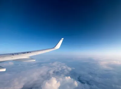 Красивый взгляд неба и земли от самолета Стоковое Изображение - изображение  насчитывающей крыло, высоко: 107081255