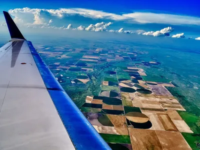 Взгляд самолета горизонта земли Стоковое Фото - изображение насчитывающей  полет, горизонт: 101021458