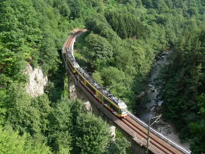 Модель железной дороги игрушки с поездом груза Стоковое Фото - изображение  насчитывающей переход, сгабривая: 105803298