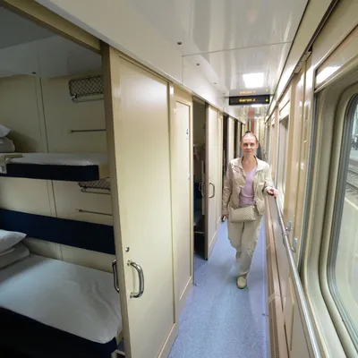 поезд путешествует летом. молодая женщина в поезде в европе. пассажиры,  направляющиеся в пункт назначения. Стоковое Фото - изображение  насчитывающей станция, пассажир: 246603570