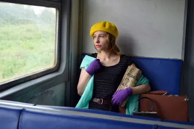 Женщина путешественника спать в поезде Стоковое Изображение - изображение  насчитывающей ретро, релаксация: 88681561