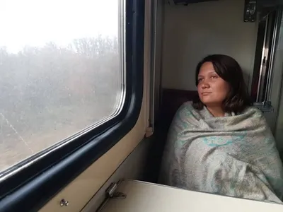 Молодой красивый сидеть спать женщины в поезде Натренируйте пассажира  путешествуя сидеть в месте и спать Стоковое Изображение - изображение  насчитывающей персона, спать: 106093971