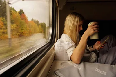 Женщина-Пассажир Сидит В поезде И Смотрит На Мобильный Телефон Стоковое  Фото - изображение насчитывающей социально, горизонтально: 157267032