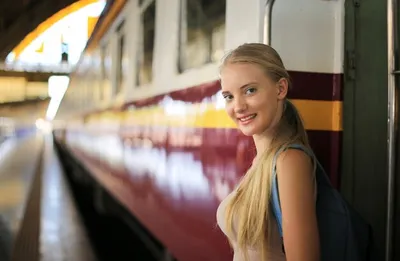 Женщина ждет поезда, вид спереди | Премиум Фото