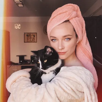 Фото женщины с котом 
