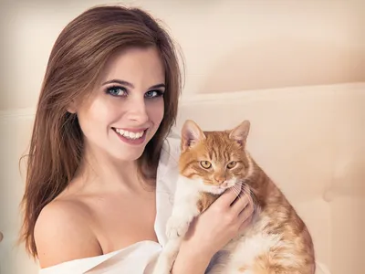 Портрет женщины с котом рядом с камином Stock-Foto | Adobe Stock