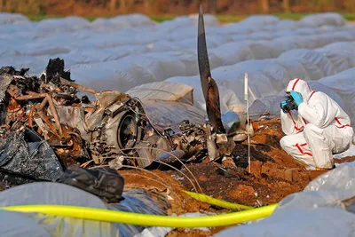 Спасатели достали из обломков тела жертв крушения самолета в Германии -  Российская газета