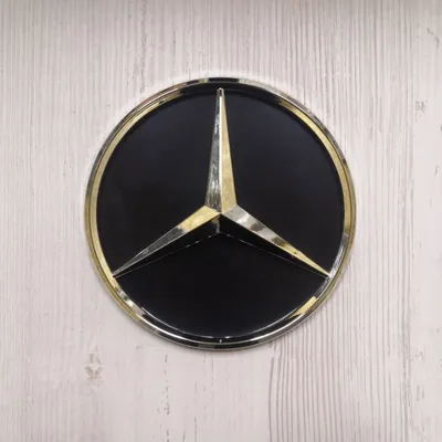 Mercedes Sign – Стоковое редакционное фото © fitimi #137626418