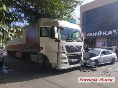 В Днепре на проспекте Труда столкнулись фура и BMW: пострадали два человека