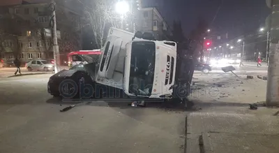 В Киеве на Окружной фура уничтожила BMW и отправила в кювет Volvo