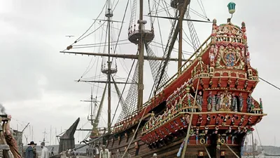 Галеон нептун в порто-антико, красивый старинный корабль, копия пиратского  парусника 17 века. | Премиум Фото
