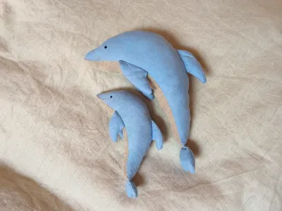 Голубой дельфин мультяшный сидит за …» — создано в Шедевруме