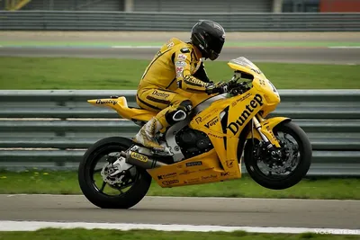 Изображение гоночного мотоцикла с фоном для windows