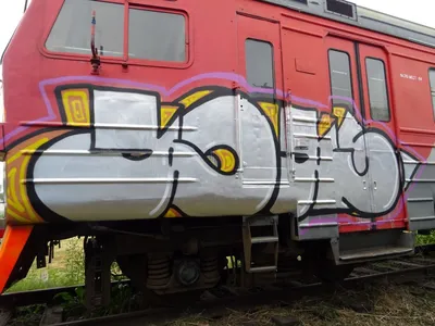Граффити на поездах редакционное стоковое изображение. изображение  насчитывающей перевозка - 174308164