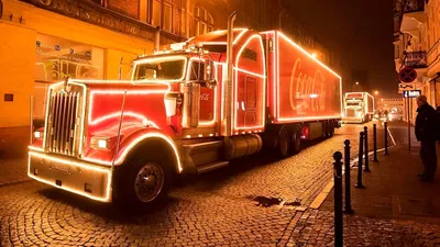 Coca Cola полу грузовик остановился на перекрёстке красный свет  Редакционное Стоковое Фото - изображение насчитывающей перевозка, напольно:  224470968