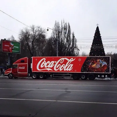 Новогодний грузовик Coca-Cola едет …» — создано в Шедевруме