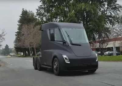 Видео: грузовик Tesla выехал на дороги — Motor