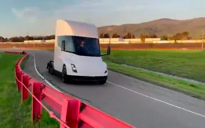 Tesla показала электрический грузовик на видео :: Autonews