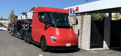Tesla начала поставки грузовика Semi (видео)