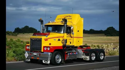 Автодорожный поезд в Австралии, перевозящий еще один грузовик и топливо  Стоковое Фото - изображение насчитывающей откатка, песок: 147346502