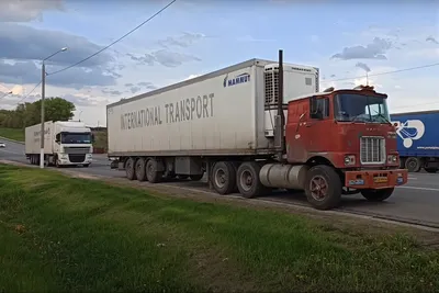 International 9800 Cabover #trucking #truckshow #Macungie #cabover - YouTube