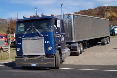 Американская грузовик мак, установленная на автономный управлять на  общественных дорогах Редакционное Изображение - изображение насчитывающей  американская, электрическо: 206267085
