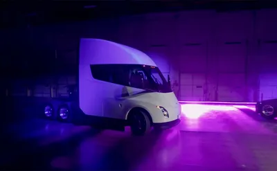 Илон Маск утверждает, что серийные грузовики Tesla Semi будут иметь запас  хода почти в 1000 км