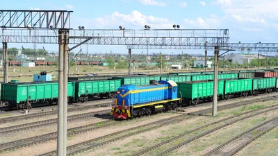 Грузовые поезда на городском грузовом терминале, РЖД . – Стоковое  редакционное фото © grigvovan #73815241