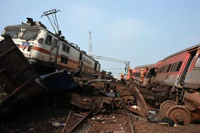 В Индии завершили спасательные работы на месте столкновения поездов. Число  жертв уменьшилось после пересчета